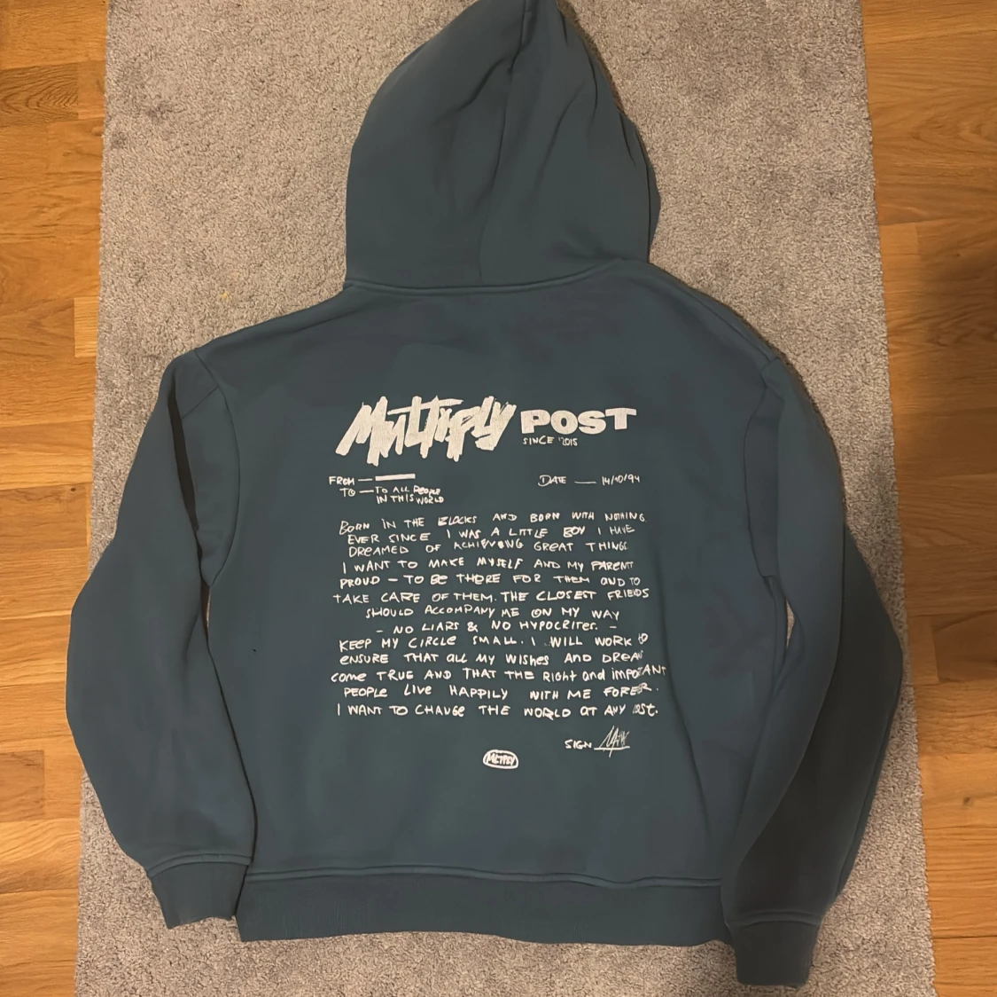Blå hoodie från Multiply Apparel - 1
