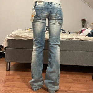 Jeans  - Nya jeans med lappar. Extra knapp medföljer. Midjemått: 33cm, innerbenslängd: 86cm 🩷