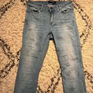 Ljusblå jeans från Replay - Snygga ljusblå jeans från Replay med klassisk femficksdesign. De har en dragkedja och knapp framtill. Perfekta för en avslappnad stil.