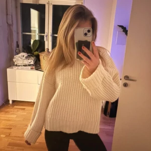 Vit stickad tröja från 157 - Den är i storlek 160 men passar mig som har Xs. 