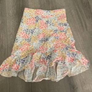 kjol från Gina Tricot - Första bilden är inte min! Blommig kjol från Gina Tricot i storlek M. Perfekt för en somrig look! 🌸