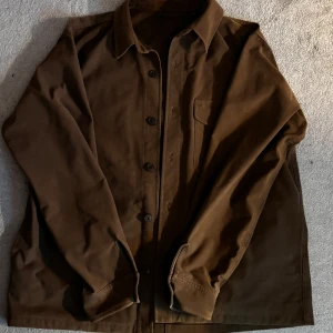 Uniqlo overshirt brun  - Säljer min uniqlo overshirt som köptes för flera år sedan, knappt använt den. Den är i storlek L. 58% elastomultiester, 36% bomull och 6% elastan.