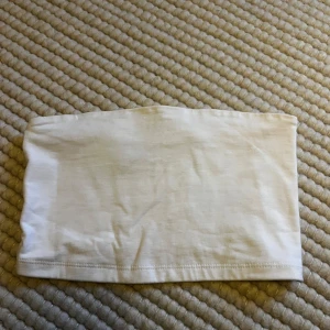 Vit tub topp / bandeau topp - Vit bandeau topp från Gina tricot.
