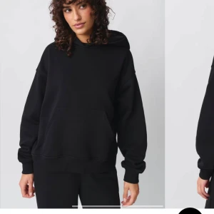 Svart basic hoodie - Säljer en klassisk svart hoodie med en bekväm passform. Den har en stor ficka framtill och en justerbar huva. Perfekt för en avslappnad stil. Väldigt knopprig på insidan, finns bild på det. Säljer pga att jag inte använder den🩷
