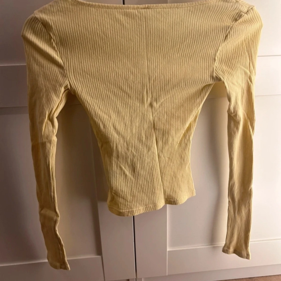 Gul ribbad topp från H&M - 2