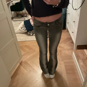 Weekday bootcut jeans - Snygga grå bootcut jeans med låg midja och klassisk femficksdesign. Storlek 29/34 och passar mig jätte bra som är ca 172. De har en diskret tvätt för en modern look. 