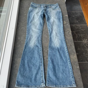 Lågmidjade jeans  - Så snygga jeans som tyvärr inte passar mig och har därför ingen bild på! Midjemått tvärsöver är 40cm,  midjehöjden är 19cm och inerbens längden är 86cm💕