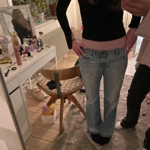 Lågmidjade bootcut jeans - Säljer dessa super snygga lågmidjade fornarnia jeansen!! De är i bra skick förutom att de är lite slitna längst ner💓