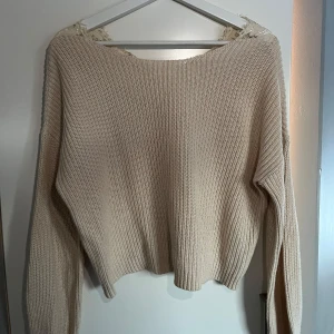 Beige stickad tröja med spetsdetaljer - Säljer en mysig beige stickad tröja från Vila med vackra spetsdetaljer vid halsringningen. Tröjan har långa ärmar. Storlek S🩷 nypris 400 men de går att diskuteras 