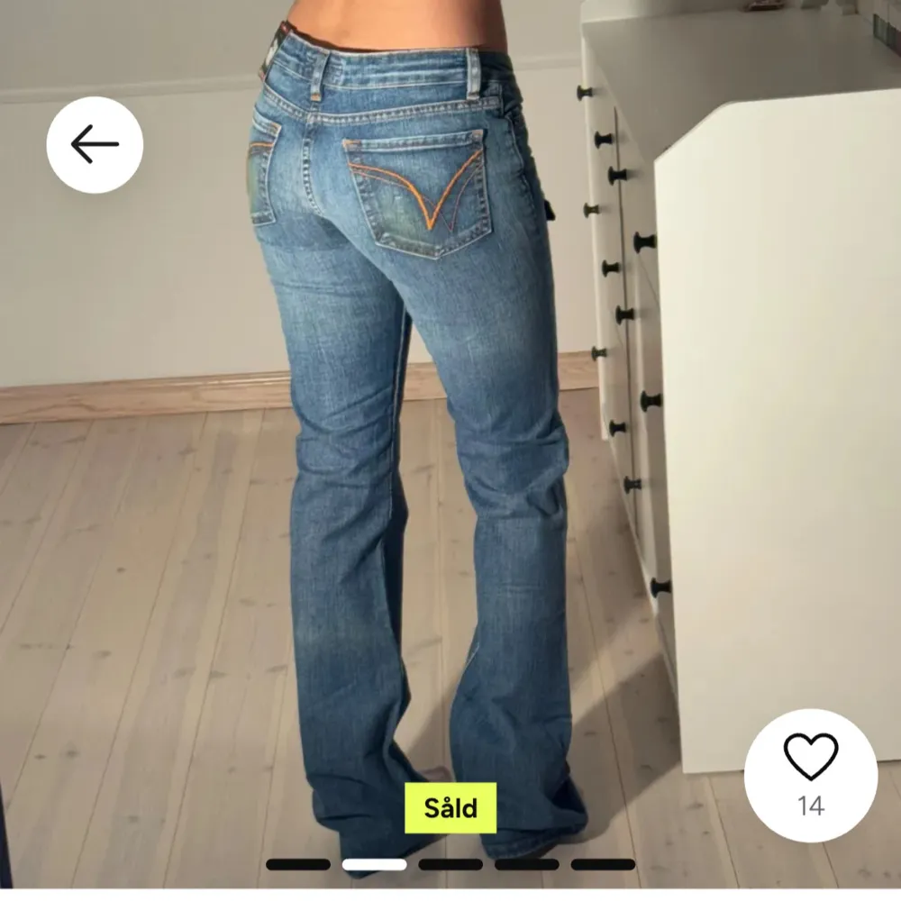 Snygga blå jeans från Blend med bootcut-stil och låg midja. De har klassisk femficksdesign och en diskret tvätt för en avslappnad look. Perfekta för en casual stil. Lånade bilder. säljer då de tyvärr inte passade mig!. Farkut & Housut.