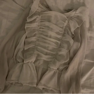 Lindex blus - Säljer denna jätte söta vita blusen från Lindex. Säljer pga att den är för liten och inte kommer till användning! ❣️