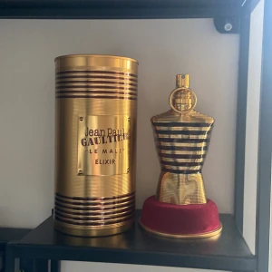 Jean paul guiltier le male elixir - Säljer min jpg elixir eftersom jag letar efter något nytt. Den är i storlek 125ml och är lite mer än 100 ml kvar. Köpt för 1300kr. Tar även byten så tveka inte på att skriva.