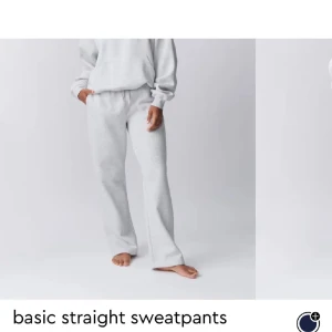 Grå mjukisbyxor - Säljer ett par bekväma grå mjukisbyxor med rak passform. Perfekta för en avslappnad stil. Byxorna har en elastisk midja för extra komfort. Kan även byta mot samma byxor i xs eller xxs 💘