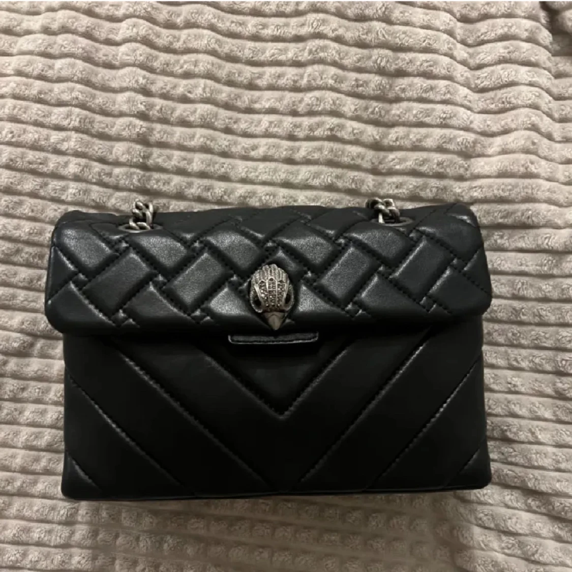 Svart axelväska från Kurt Geiger - 1