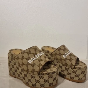 Beige platåsandaler med logotyp GG Balenciaga  - Snygga beige platåsandaler med Balenciaga-logotyp på ovandelen och Gucci-mönster över hela skon. Stl 36, aldrig använda 