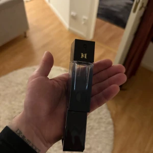 Parfym i blixtformad flaska - Caroline herrera parfym.          https://www.parfym.se/carolina-herrera/parfym/bad-boy-cobalt-edp?v=49722&utm_campaign=PMax:%20bb-shopping-high-APV-perfume&gad_source=1&gbraid=0AAAAAD8mSdpvYnrGZT_gdRv_NvciVG6dy&gclid=EAIaIQobChMIhcfuwd_CiwMVTAWiAx18KwfrEAQYAyABEgKkdfD_BwE