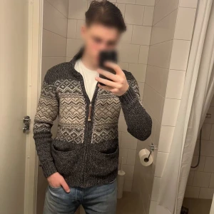 Jack and Jones cardigan - Tja, säljer en fet cardigan från jack and jones. Fint skick, inga defekter. Jag på bilden är 186 cm lång och väger 73 kg. Skriv om ni vill ha mått eller har några frågor. //August