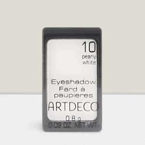 Ögonskugga 10 Pearly White  från Artdeco - Elegant ögonskugga i nyansen 10 Pearly White från Artdeco. Perfekt för att skapa en ljus och skimrande look. Kompakt förpackning med 0,8 g produkt. Oanvänd!