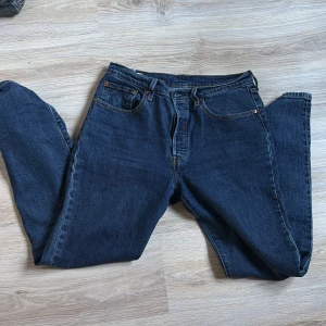 Mörkblå Levis 501 jeans - Säljer ett par klassiska mörkblå Levis 501 jeans. De har en rak passform. Jättebra skick storlek w30 L32