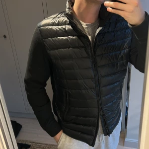Massimo Dutti cardigan - Säljer en mörkgrön cardigan från Massimo Dutti i med avtagbar luva. XL, passar L. Kan mötas upp i centrala Sthlm 