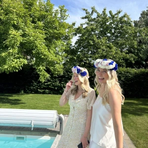 Klänning från Vero Moda/ Vila - vit klänning från Aware med  blommönster i gult. Superfin till sommaren!💘💘