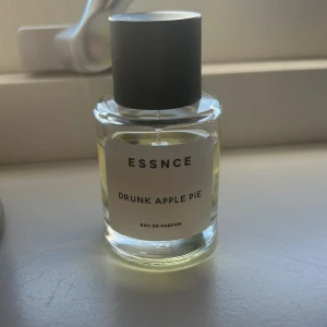 Essnce egna drunk apple pie parfym - Unisex. Egen och unik doft. Essnce egna drunk apple pie i en genomskinlig flaska med svart lock. Cirka 50 ml