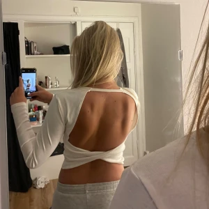 Vit långärmad med öppen rygg från zara - Vit långärmad med öppen rygg som har vriden kant. Använd en gång!🥰