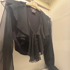 Fin blus  - Blus som inte passar mig längre, jättefin svart med lite mer lila ton intill