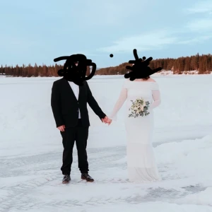 Vit glittrig långklänning - Elegant vit långklänning med glittriga detaljer. Klänningen har en offshoulder-design och är perfekt för speciella tillfällen. Detaljerna ger en lyxig känsla och den långa längden skapar en vacker siluett.