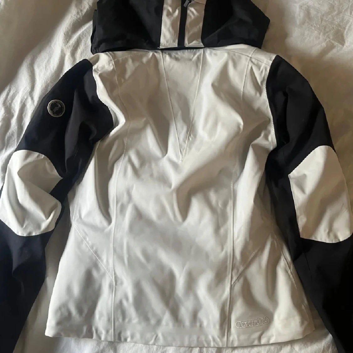 Vit och svart jacka från Peak Performance - 2