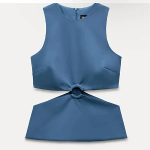 Blå topp från Zara - Jättefin blå topp från Zara!! Aldrig använd och perfekt för middagar!!