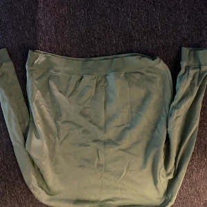 Grön tröja från hm - Säljer en bekväm grön tröja från hm. Tröjan har långa ärmar och är perfekt för en avslappnad stil. Den är tillverkad i ett mjukt material som känns skönt mot huden. Storlek: L färg: grön. Den är köpt på herravdelningen men jag skulle säga att den är unisex