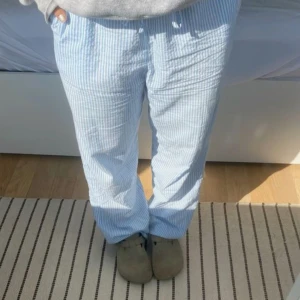 Randiga pyjamasbyxor  - Jättefina randiga pyjamasbyxor som tyvärr inte används längre🤍🩵