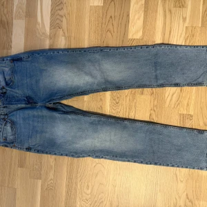 Blå jeansbyxor - Snygga blå jeans med en klassisk straight design från lager 157. 