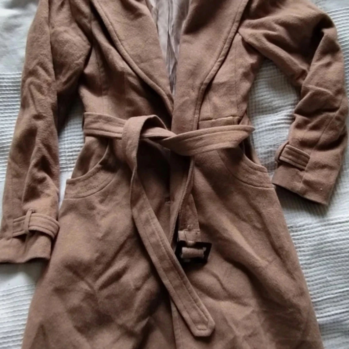 Beige trenchcoat i ullmix med knytbälte