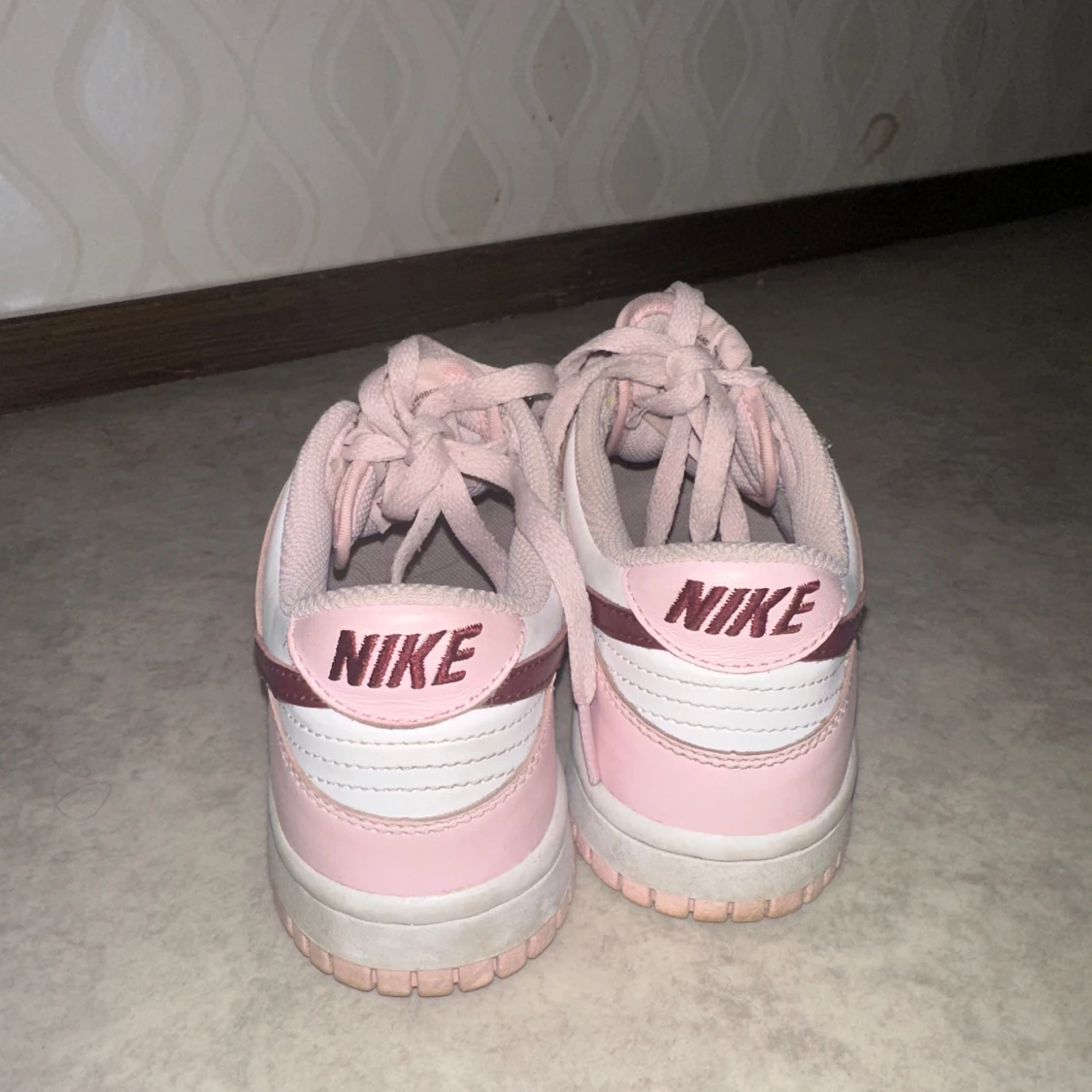 Nike Dunk sneakers i rosa och vit - 1