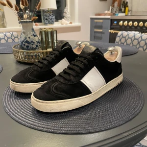 Valentino flycrew - Säljer mina valentino flycrew då jag har växt ur dem. Skick 8/10, men sulan på högra skon har lossnat lite. (bild 2) Har även tappat 5 nitar. Storlek 41 men passar 42. Priset är inte hugget i sten vid en snabb affär 😁