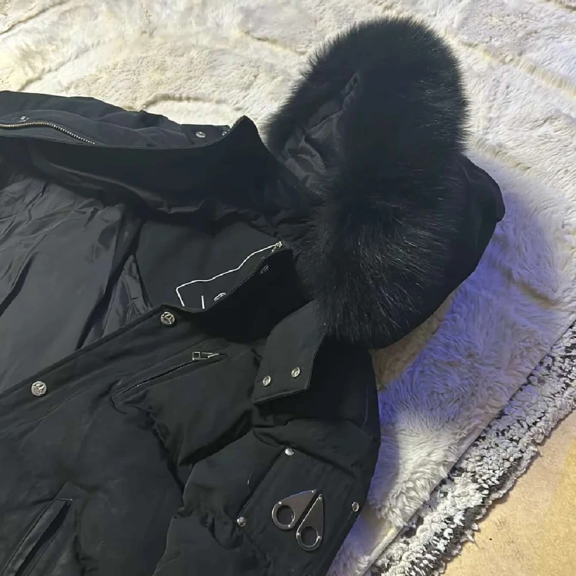 Svart dunjacka med pälsdetaljer - 1