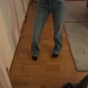 Blå jeans från Zara - Snygga blå jeans från Zara. Använda fåtal gånger.