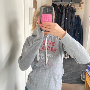 Grå hoodie med tryck - Säljer denna fina hoodie❣️❣️