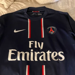 PSG tröja - Äkta psg tröja strl M inga defekter eller fläckar. Sitter bra på mig är vanligtvis en s/m