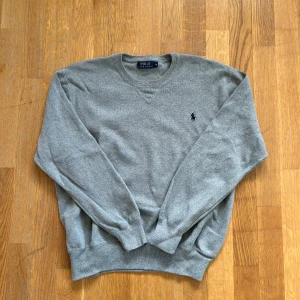 Ralph lauren tröja - Grå ralph lauren tröja i bra skick utan några deffekter. Skriv vid frågor om mått eller vad som.  Är inte denna Ralph lauren tröja för dig kolla då in några av mina andra.