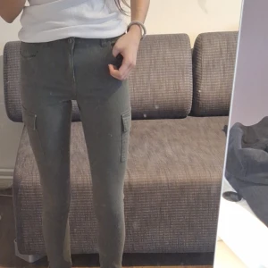Gröna cargopants - Snygga gröna cargopants med hög midja och tight passform. Är i storlek 150 men har XS å kan ha dem💕