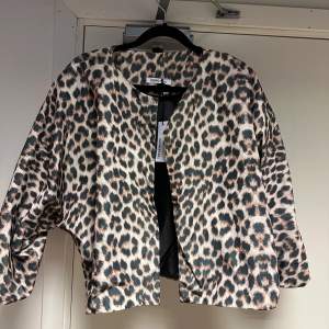 Snygg kort leopardmönstrad jacka från Nowomenslabel i 100% polyester. Jackan har en öppen design med en knapp.  och är tillverkad i Italien. Perfekt för att ge din outfit en trendig touch 🐆
