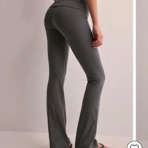 Grå bootcut leggings - Soft chill pants från Nelly. Endast testade då dom är lite långa på mig. Storlek xxs 