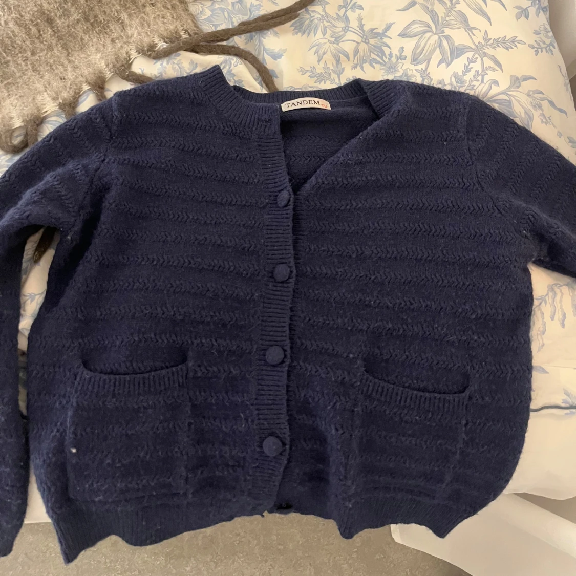 Blå stickad kofta
