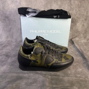 Helt nya philippe model trainers - Säljer dessa unika trainers som är helt nya. Size 41 men passar även 42. Allt og medföljer vilket är philippe model kort | Fraktar inom 24 timmar spårbart med postnord och instabox |