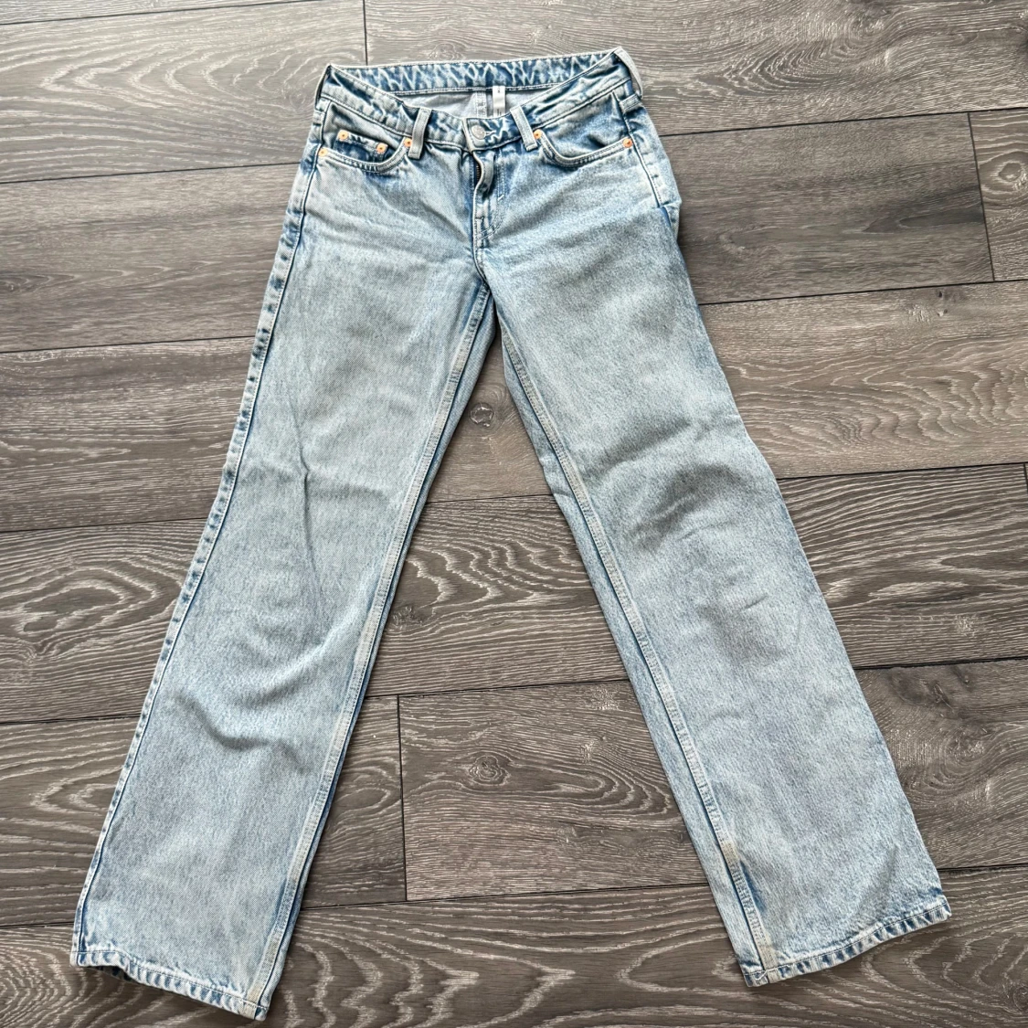 Ljusblå jeans från weekday - low arrow 