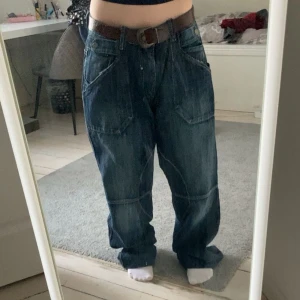 Snygga ”baggy” jeans! - Snygga jeans jag köpt här på plick! Säljes då dom inte kommer till användning. Stora i midjan så bälte är nödvändigt. Skriv privat vid frågor osv ❤️