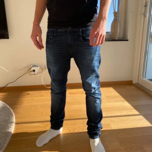 Mörkblå jeans från Replay - Ett par snygga replay jeans. Nästan helt nya, bara använda fåtal gånger. Hör av er vid minsta lilla fråga! Tveka inte om ni vill har prisförslag.